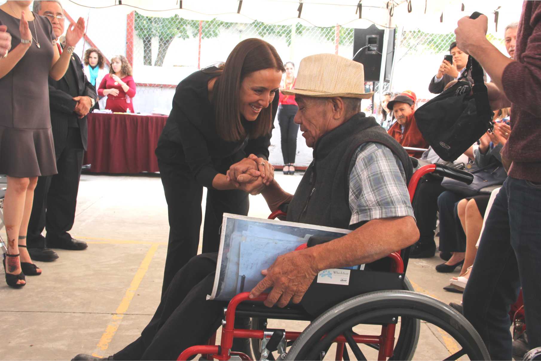 Reciben Sillas De Ruedas Y Auxiliares Auditivos Personas Con